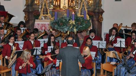 Auch in Rögling bereitet man sich mit einfühlsam vorgetragenen Musikstücken auf Weihnachten vor. Die Pfarrkirche war beim Adventskonzert voll besetzt. 