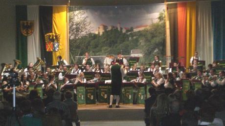 Knapp 60 Musiker überzeugten bei dem Pflichttermin im Harburger Kulturkalender, dem Jahresabschlusskonzert in der Wörnitzhalle. 