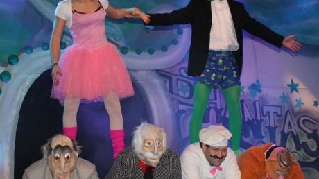 Schräge Gestalten aus der Welt der Puppen: die KaDoFi-Männergarde bei ihrem Auftritt, die an die Muppet Show erinnerte.