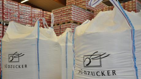Über 200000 Tonnen Zucker werden in der zu Ende gehenden Kampagne in der Fabrik in Rain erzeugt. Ein Teil der süßen Ware ist bereits abgepackt – in Ein-Kilo-Paketen und in großen Säcken, die jeweils eine Tonne fassen.  