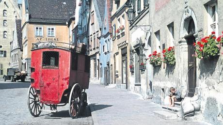 Der Postwagen hält in der oberen Reichsstraße vor dem Gasthof Goldener Hirsch. Auch dieses Bild wurde 1943 aufgenommen.