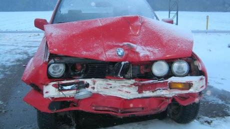 Schwer beschädigt wurde dieses Auto bei dem Unfall nahe Mertingen.