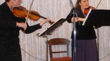 Sowohl an der Violine als auch mit ihren Stimmen überzeugten Heidrun Krech-Hemminger und Iris Lutzmann. 