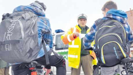Ratschläge in Sachen Sicherheit bekamen auch diese beiden Buben in Rain von Polizeihauptmeister Wolfgang Maiwald. In einer Aktionswoche wollen die Beamten Radfahrer darauf hinweisen, die Verkehrsregeln zu beachten. 