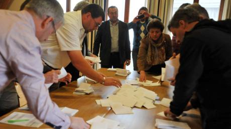 Spannende Minuten beim Bürgerentscheid in Rögling: Nach 15 Minuten waren die 444 Stimmzettel ausgezählt. Die Mehrheit will das Bürgerhaus. 