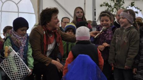 Bürgermeisterin Maria Mittl hielt für die Kindergartenkinder das Mikrofon, damit alle ihr Lied „Wer will fleißige Handwerker sehen“ hören konnten.  
