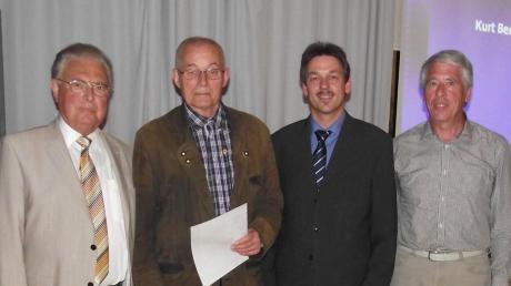 Kurt Benedicter (Zweiter von links) wurde auf der Jahreshauptversammlung des VSC Donauwörth für 75 Jahre im Verein ausgezeichnet. Mit ihm freuen sich (von links) Alfred Böswald, Rüdiger Schwarz und Werner Stamm.  

