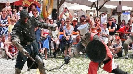 Ritter, Landsknechte, Gaukler und Händler kehren auf die Harburg zurück. Das mittelalterliche Burgfest erfährt im Juli eine Neuauflage. 