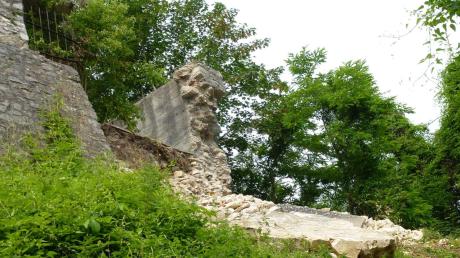 Eingestürzt ist ein etwa drei bis vier Meter breites Stück der Burgmauer der Harburg. Ursache waren vermutlich die starken Regenfälle, die das Fundament aufgeweicht haben. 
