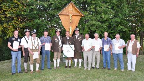 Die Geehrten bei den Altschützen Rögling, die beim Gartenfest ausgezeichnet wurden.  
