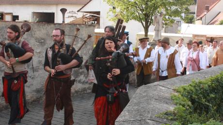 Zu Dudelsack-Klängen wurde gestern bei Sonnenschein das Dorffest in Gosheim feierlich eröffnet. 