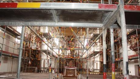 Das Innere der Mertinger Pfarrkirche Sankt Martin, deren Bau im Jahr 1726 begann, muss renoviert werden. Rund 380000 Euro kosten die Sanierungsmaßnahmen, die bis zum Herbst abgeschlossen sein sollen.  
