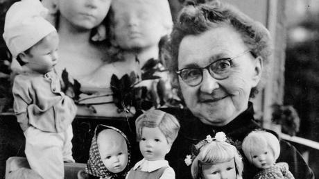 Käthe Kruse im Jahr 1958 im Kreise ihrer Puppen. 