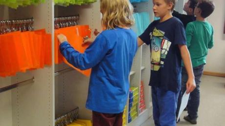 Die Schüler der 4a durften die neue Lesewerkstatt der Grundschule Mertingen testen.  
