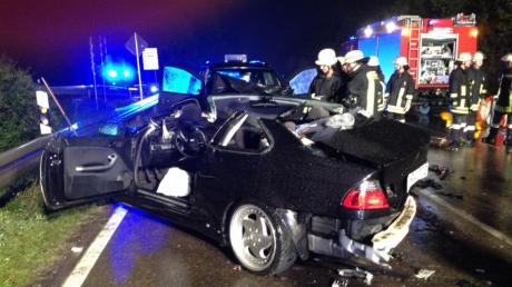 In seinem Auto eingeklemmt wurde der Fahrer dieses Wagens bei einem Unfall am Freitagabend nahe Donauwörth. 