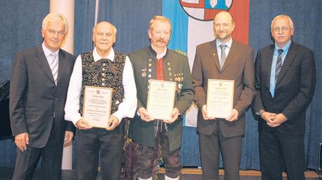 Die Gemeinde Mertingen hat das ehrenamtliche Engagement gewürdigt: (von links) Bürgermeister Albert Lohner, Franz Deininger, Hubert Käser, Josef Köber und Zweiter Bürgermeister Hans Mair. 