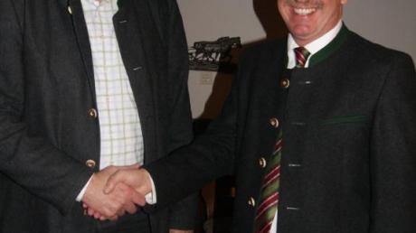 Der Vorsitzende des Wahlausschusses, Bernhard Schellenberger, gratulierte dem frisch nominierten Roland Dietz (rechts).  
