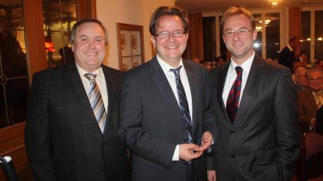 Franz Ost (links) und Wolfgang Fackler (rechts) gratulieren Armin Neudert zu seiner erneuten Nominierung als Oberbürgermeister-Kandidat. 