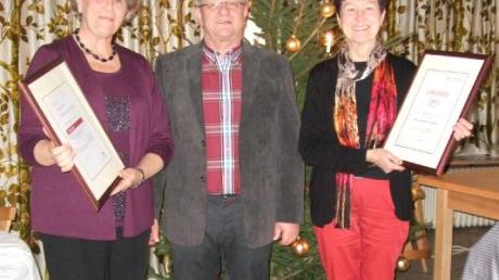 Vorsitzender Dieter Hitzler ehrte Hansi Roßkopf (links), 50 Jahre aktive Sängerin, und Marianne Schabacker, Chormitglied seit 40 Jahren. 
