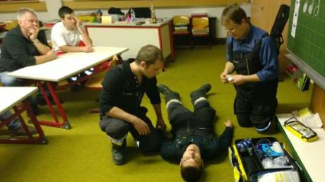 Praxisnah in Erster Hilfe ausgebildet wurden die Aktiven der Feuerwehr Harburg bei einem Aktionstag. 
