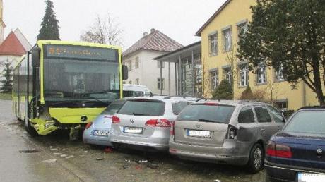 Spektakulärer Unfall vor der Grundschule (rechts) in Wolferstadt: Ein Omnibus geriet auf Glatteis außer Kontrolle, rammte ein geparktes Auto und schob dieses auf drei weitere Wagen. Es entstand hoher Schaden.  
