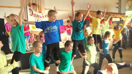 Die Dancing-Kids des TSV zeigten unter Anleitung von Karin Hönle und Nadine Zimmerling einen Showtanz. 
