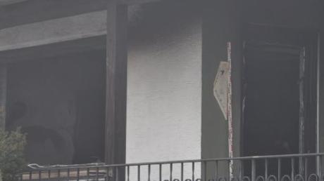 Das Feuer brach wohl im Wohnzimmer aus, hier Blick von der Terrassenseite.