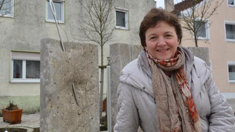 In der ersten Amtszeit Maria Mittls als Bürgermeisterin hat sich in Rögling viel getan: Dank Dorferneuerung erstrahlt das kleine Dorf im neuen Glanz und betont seine Stadtgeschichte wie hier an der Nadlerskulptur. Die 54-Jährige hat aber noch viel vor. 