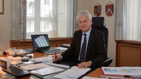 Seit 1996 ist Albert Lohner Bürgermeister in Mertingen. Der 64-jährige will es noch einmal wissen und kandidiert deshalb für weitere sechs Jahre.  
