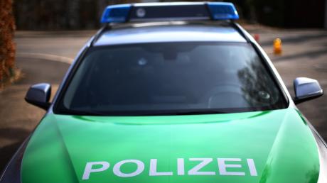 Ein zehnjähriges Kind ist am Donnerstag in Augsburg angefahren worden. Es erlitt schwere Kopfverletzungen. 