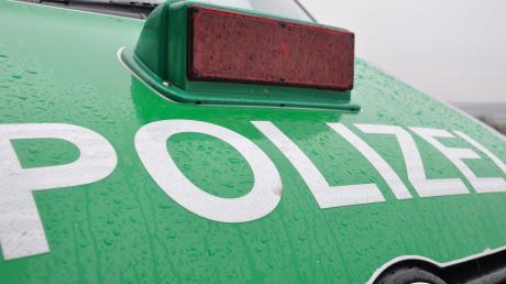 Geschwindigkeitskontrolle der Polizei auf der B25 zwischen Donauwörth und Ebermergen anlässlich des 24-Stunden-Blitzmarathons. Beamte halten geblitzte Fahrer an.