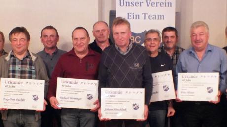 Bei der Generalversammlung des BC Huisheim gratulierten Vorsitzender Klaus Färber (links) und weitere Vertreter des Vereins den Geehrten für 50-jährige (Bild oben) sowie für 40-jährige Mitgliedschaft. 
