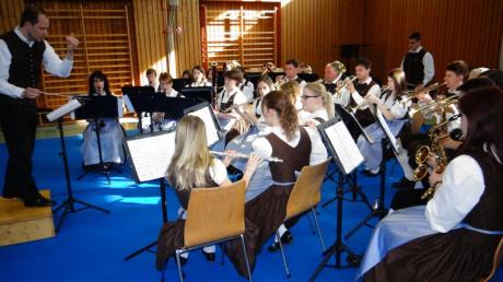 Die Musiker vom Musikverein Mertingen mit ihrem Dirigenten Vasyl Zakopets, die gleich als erste teilnehmende Kapelle das Prädikat „mit ausgezeichnetem Erfolg“ er-reichten.  
