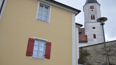 In diesem Gebäude neben der Kirche befindet sich die Huisheimer Gemeindeverwaltung.
