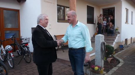 Gratulation: Hermann Rupprecht (links) beglückwünschte gestern Abend Harald Müller zum Wahlsieg. 