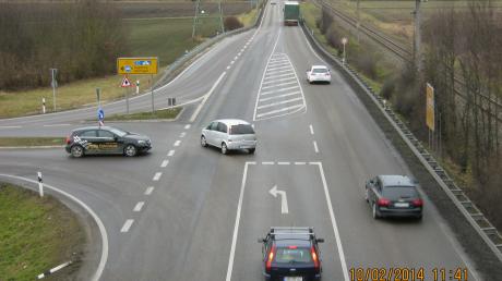 Der Unfallschwerpunkt Nummer eins im Landkreis Donau-Ries: Allein an dieser Abzweigung der Kreuzung von B16 und B2 bei Bäumenheim haben sich im vorigen Jahr zehn Unglücke ereignet. Nun soll möglicherweise eine Ampel für mehr Sicherheit sorgen. 