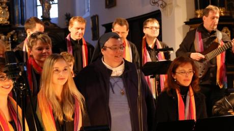 Der Chor De Lumina singt bereits seit 35 Jahren. Das wurde jetzt bei einem Benefizkonzert in Monheim gefeiert. Das Konzert und die Texte von Schwester Teresa unterhielten die Zuhörer bestens.  
