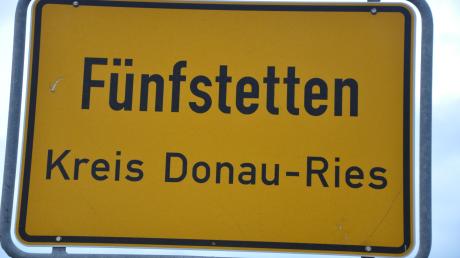 Ortsschild von Fünfstetten im Landkreis Donau-Ries.
