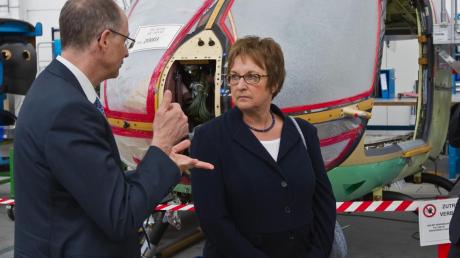 Brigitte Zypries, Koordinatorin für Luftfahrt der Bundesregierung, hat sich am Standort Donauwörth die Helikopter-Fertigung angesehen. Hier ist sie im Gespräch mit Geschäftsführer Dr. Wolfgang Schoder. 