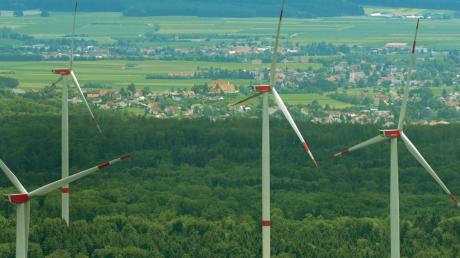 Im Nachbarlandkreis stehen schon einige: Windräder bei Zöschingen im Landkreis Dillingen.