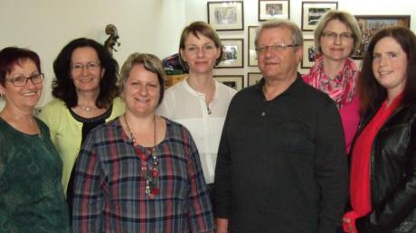 Der Vorstand des Liederkranzes (von links): Elisabeth Hitzler, Cornelia Heinzlmeir, Iris Zausinger, Barbara Mayr-Roßkopf, Dieter Hitzler, Eva-Maria Gunzner und Kathrin Rebele. Es fehlt Rudolph Hanke.  
