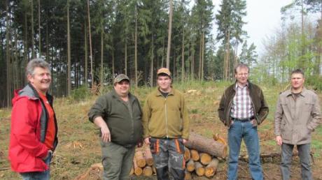 Jagdvorstand Erich Xalter (links) begrüßte zum Waldbegang.  
