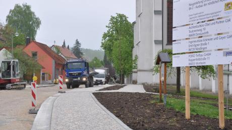 Die Bauarbeiten in der Abteistraße im Kaisheimer Ortszentrum laufen auf vollen Touren. Es handelt sich um eines der größeren Projekte der Gemeinde in diesem Jahr.  
