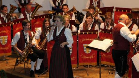 Jubiläumskonzert der Trachtenkapelle Oberndorf mit Gesangseinlage von Ramona Kühling bei der populären Filmmusik „Eye of the Tiger“.
