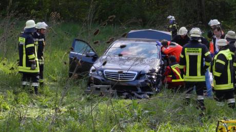 Die beiden Insassen des verunglückten Mercedes kamen mit mittelschweren Verletzungen ins Krankenhaus. 