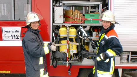Anja Prestle von der Freiwilligen Feuerwehr Kaisheim (links) überprüft zusammen mit Carmen Lechner, der Frauenbeauftragten der Feuerwehren des Landkreises Donau-Ries, die Atemschutzausrüstung. Die beiden nehmen am ersten Frauenfeuerwehrtag der Inspektion Jura in Monheim teil. 