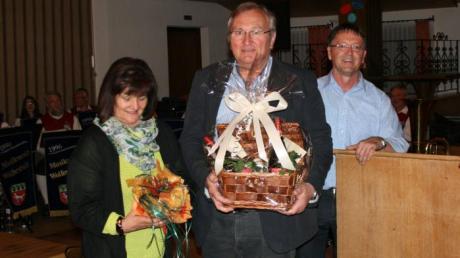 Mit Geschenken bedachte Dorfladen-Geschäftsführer Andreas Eigenmann (rechts) den früheren Bürgermeister Xaver Schnierle und dessen Ehefrau Elfriede. 

