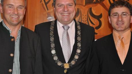 Martin Scharr (Mitte) ist als neuer Bürgermeister der Gemeinde Kaisheim vereidigt worden. Zweiter Bürgermeister ist Markus Harsch (CSU, links), Dritter Bürgermeister Franz Christ (PWG).  
