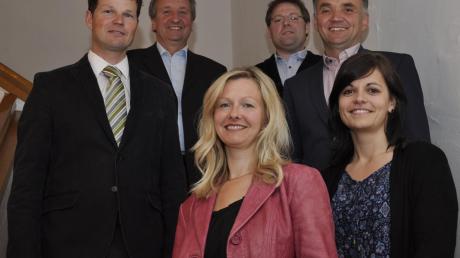Wolferstadts neuer Bürgermeister Philipp Schlapak mit den neuen Ratsmitgliedern Karl Wiedenmann, Klaus Maier, dem Zweiten Bürgermeister Markus Deffner (oben, von links), Tanja Jaumann (links) und Susanne Hertle. 
