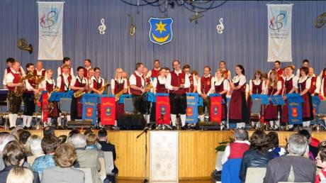 Sie spielten nicht nur für ihr Publikum in der Monheimer Stadthalle, sondern für einen guten Zweck: die 40 Musiker der Stadtkapelle. 
